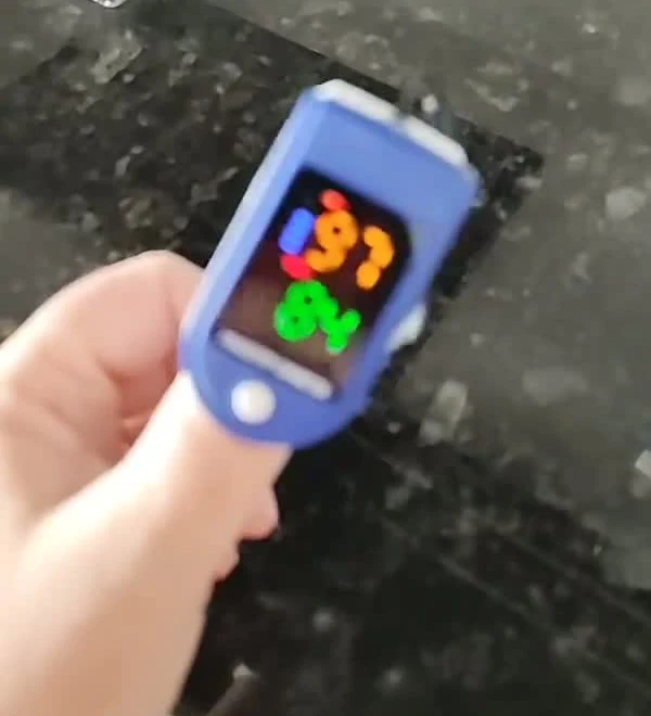 Oxímetro real em uso no dedo com visor ligado